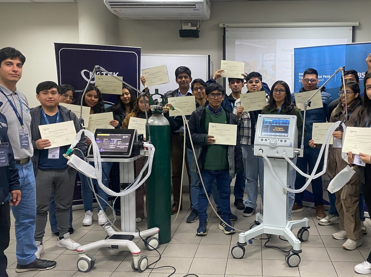 Participantes mostrando certificado M2TEK tras evaluación clínica.